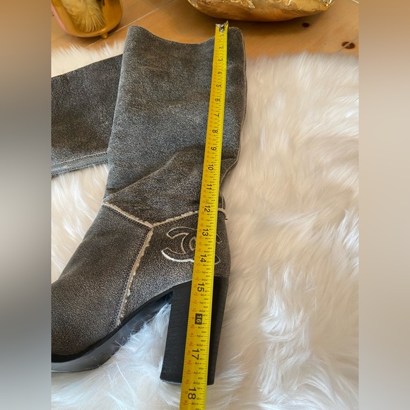 Rare Distressed Grey Sheepskin/Shearling Leather Chanel CC Boots - Size 39 - Picture 12 of 14
